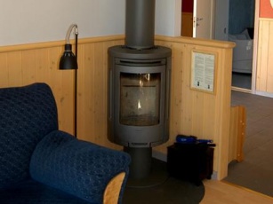 Stue med br&aelig;ndeovn