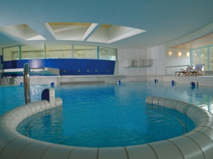 Swimmingpool p&aring; Signina Hotel