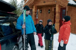 Familie p&aring; ski St&ouml;ten