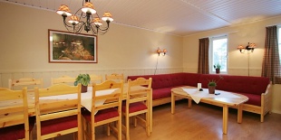 Stue med spisebord