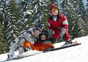 B&oslash;rnene hygger sig i Dachstein-West