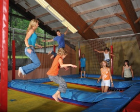 Trampoliner i legehallen