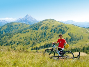 P&aring; cykeltur i Flachau