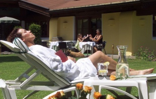 Hygge og afslapning i haven ved Adler