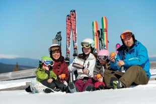 Familie p&aring; ski i S&auml;len