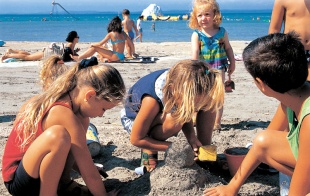 Ved Zaton er der lavvandet strand - perfekt til familier