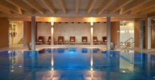 Wellness omr&aring;de med pool p&aring; Edelweiss