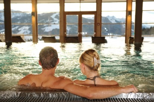 Nyd udsigten fra poolen p&aring; Edelweiss