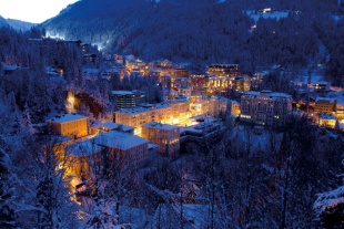 Den smukke by Bad Gastein ved aften tid
