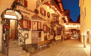 Og g&aring; en tur i den gamle bydel langs den flotte og sp&aelig;ndende gade "R&ouml;merhofgasse"