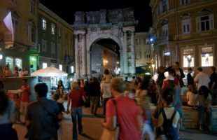 Lune aftener i Pula