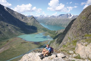 vandretur med s&oslash;er og bjerge