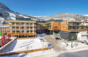 Bo i flotte lejligheder midt i den smukke by ved søen. Apartment Central er beliggende helt centralt i byen kun 200 m fra liften City Express. 150 m fra lejlighederne kan du tage skibussen, som kører til Kaprun og gletcherområdet ved Kitzsteinhorn. Du har kort gåafstand til både supermarked, restauranter, barer og butikker. Apartment Central er et moderne lejlighedshus med 51 lejligheder. Herudover er der reception, restaurant og bar, fitnessrum, skirum og wellness med sauna.  Apartment Central tilbyder følgende lejligheder alle med gratis wifi:  Type Alpine Classic: 3-værelses lejlighed på 60-70m2 til 4 pers. - i grundplan el. på 1. etage. Opholdsrum med TV og dobbelt sovesofa. Køkkenkrog med nødvendigt udstyr. 2 soverum hver til 2 personer. 2 x wc/douche. Balkon eller terrasse. Type Alpine Comfort: 3-værelses lejlighed på 60-85m2 til 4 pers. -  på 1. el. 2. etage. Opholdsrum med TV og dobbelt sovesofa. Køkkenkrog med nødvendigt udstyr. 2 soverum hver til 2 personer. 2 x wc/douche. Balkon. Type Alpine Superior: 3-værelses lejlighed på 60-70m2 til 4 pers. på 2. el. 3. etage med udsigt. Opholdsrum med TV og dobbelt sovesofa. Køkkenkrog med nødvendigt udstyr. 2 soverum hver til 2 personer. 2 x wc/douche. Balkon. Type Alpine Dreams: 4-værelses lejlighed på 76-92m2 til 6 pers. Opholdsrum med TV og dobbelt sovesofa. Køkkenkrog med nødvendigt udstyr. 3 soverum hver til 2 personer. 2 x wc/douche. Balkon. OBS! Mod betaling mulighed for 1-2 ekstra pers. på sovesofa (KUN børn u/16 år). Børn u/7 år euro 19,- pr. ophold. Børn 7-15 år euro 29,- pr. døgn. Bestilles på forhånd, men betales på stedet. Prisen inkluderer: Linned og håndklæder.  Obligatorisk slutrengøring betales på stedet og koster pr. lejl. euro 120,- for Classic, Comfort, Superior og euro 180,- for Dreams. Turistskat udgør euro 2,05,- pr. dag/pers fra 15 år. Betales på stedet. Børnepakke med barneseng og barnestol koster euro 29,- pr. ophold. Bestil på forhånd, betales på stedet.  Ankomst: Lørdag - lørdag. Perioder med min. 3 døgn og valgfri ankomst - spørg på mulighed.