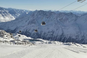 Du bliver vejledt af dygtige, danske skiinstruktører, som hjælper med at forbedre dine teknikker