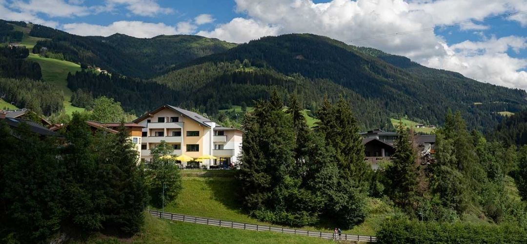 Bo p&aring; det hyggelige Hotel Erika med forplejning undervejs og plads til jer alle.