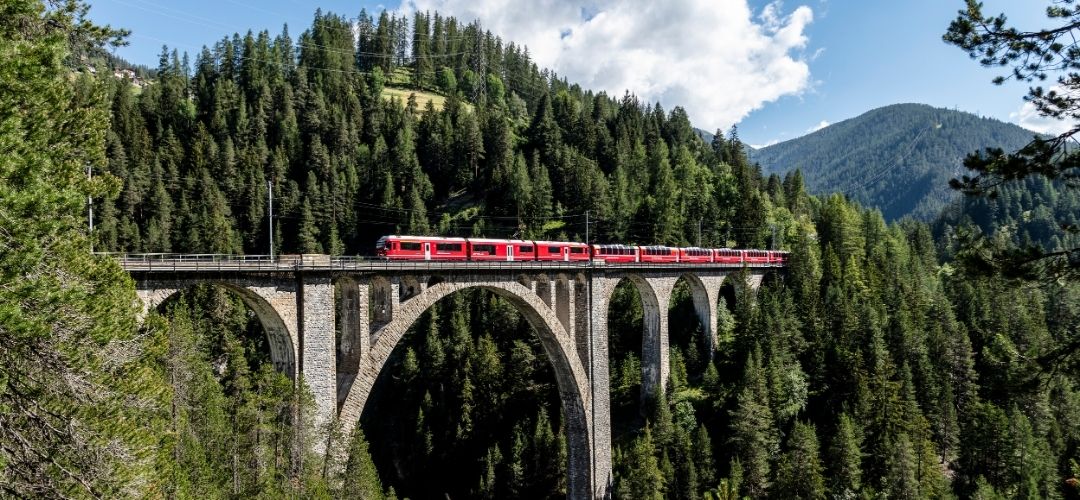 Vind en ferie til Schweiz med perfekte muligheder for oplevelser i naturen og sjove aktiviteter b&aring;de for par eller b&oslash;rnefamilierne.