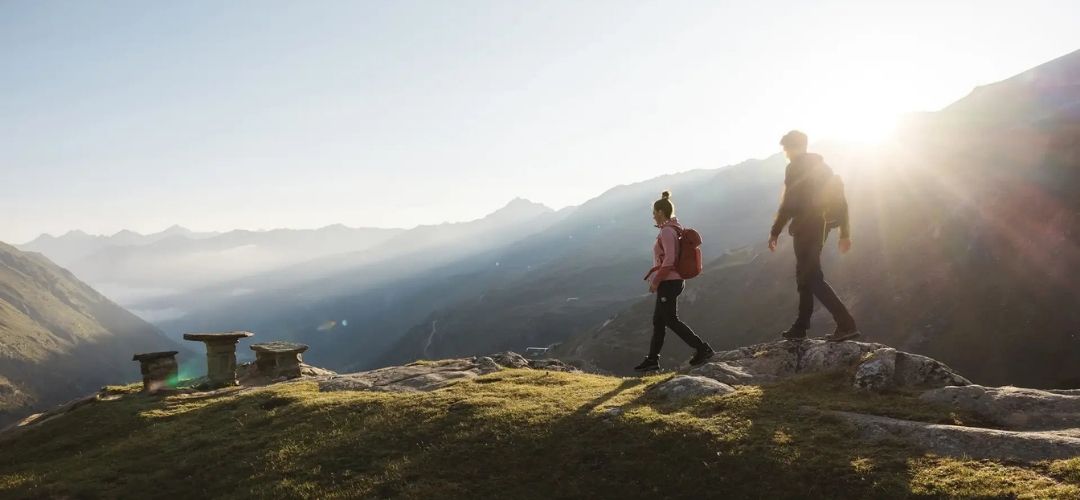 Tag p&aring; vandring i S&ouml;ldens h&oslash;je bjergtinder med en du holder af.