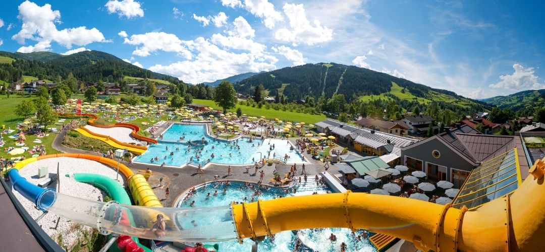 Vind en ferie for hele familien p&aring; Hotel Erika i Wagrain - her har i adgang til badelandet hver dag.