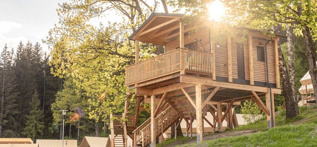 Oplev en unik k&aelig;reste-ferie i p&aring; en sommerferie i &Oslash;strig, hvor i bor i en hyggelig tr&aelig;hytte mellem Alperne