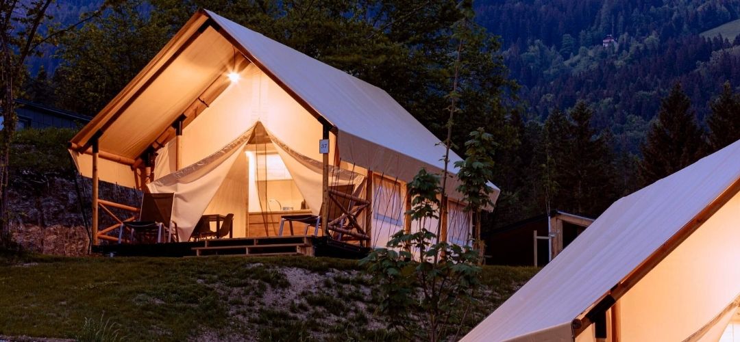 Pr&oslash;v en ferie i et luksus glamping telt med &Oslash;strigs betagende Alper lige udenfor - perfekt til en familieferie i &Oslash;strig.