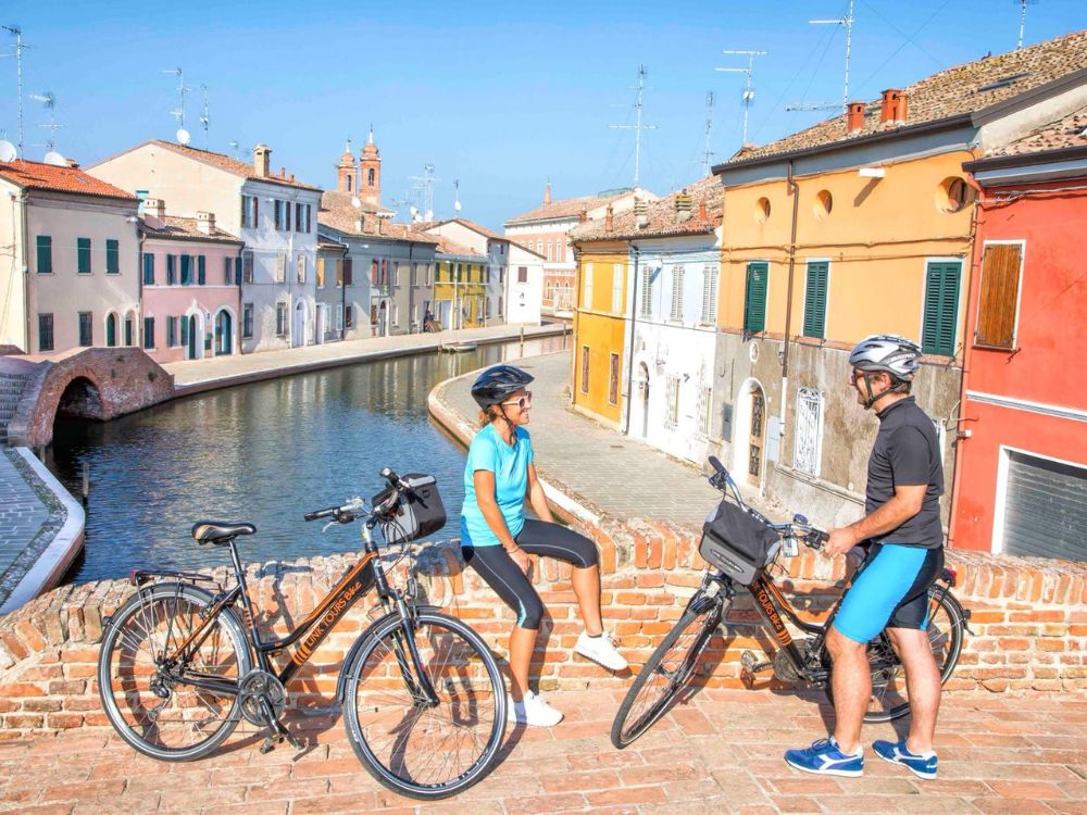 Tag p&aring; en farvestr&aring;lende ferie med din cykel i Italien med en du holder af