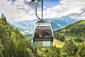 Tag skiliften til toppen af Apendorf med imponerende bjergudsigter og østrigske alpetoppe.