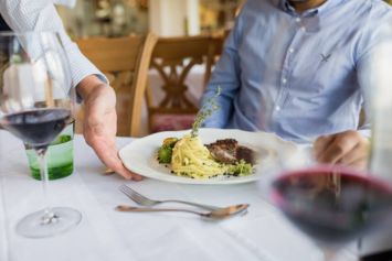 Nyd et gourmet-eventyr på Hotellets restaurant, der serverer mad af økologiske råvarer fra lokalområdet. Måltider er inkluderet i prisen.