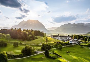 Besøg slotshotellet, Schloss Pichlarn, i Østrigs alper på din næste golfferie med FJÄLLFERIE