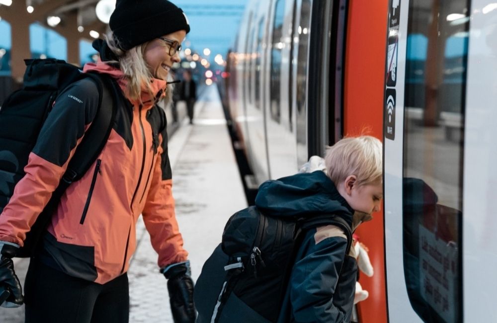 Tag toget hele vejen til skiferien og kom afslappet frem