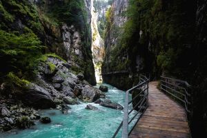 Tag på en vandreferie gennem Schweiz bjergrige landskaber